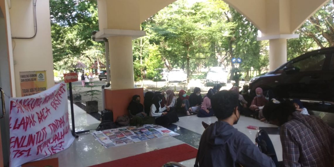 Dekan FEBI Tidur Saat Ingin Ditemui, Mahasiswa Coba ‘Bangunkan’ dengan Berorasi, Bernyanyi dan Berpuisi