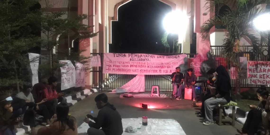 Gagal Menemui Pimpinan, Aliansi Mahasiswa UINAM Bersatu Duduki Kampus Hingga Malam Hari